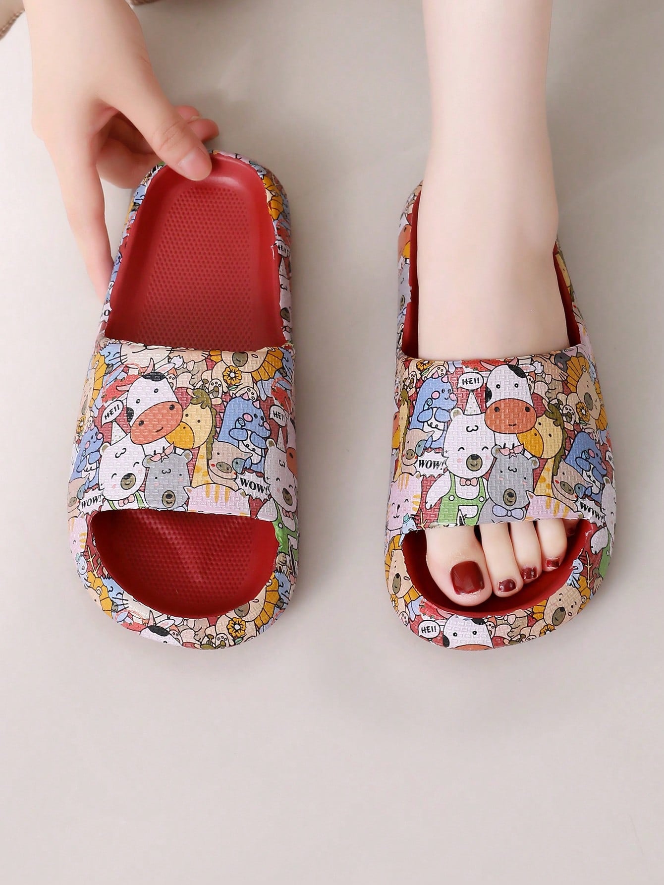 2024 New Style Cartoon Printed Animal Kingdom Slippers With  Stepping Design, EVA Material For Outdoor And Summer, Fashionable Bathroom Slip-On Burgundy
